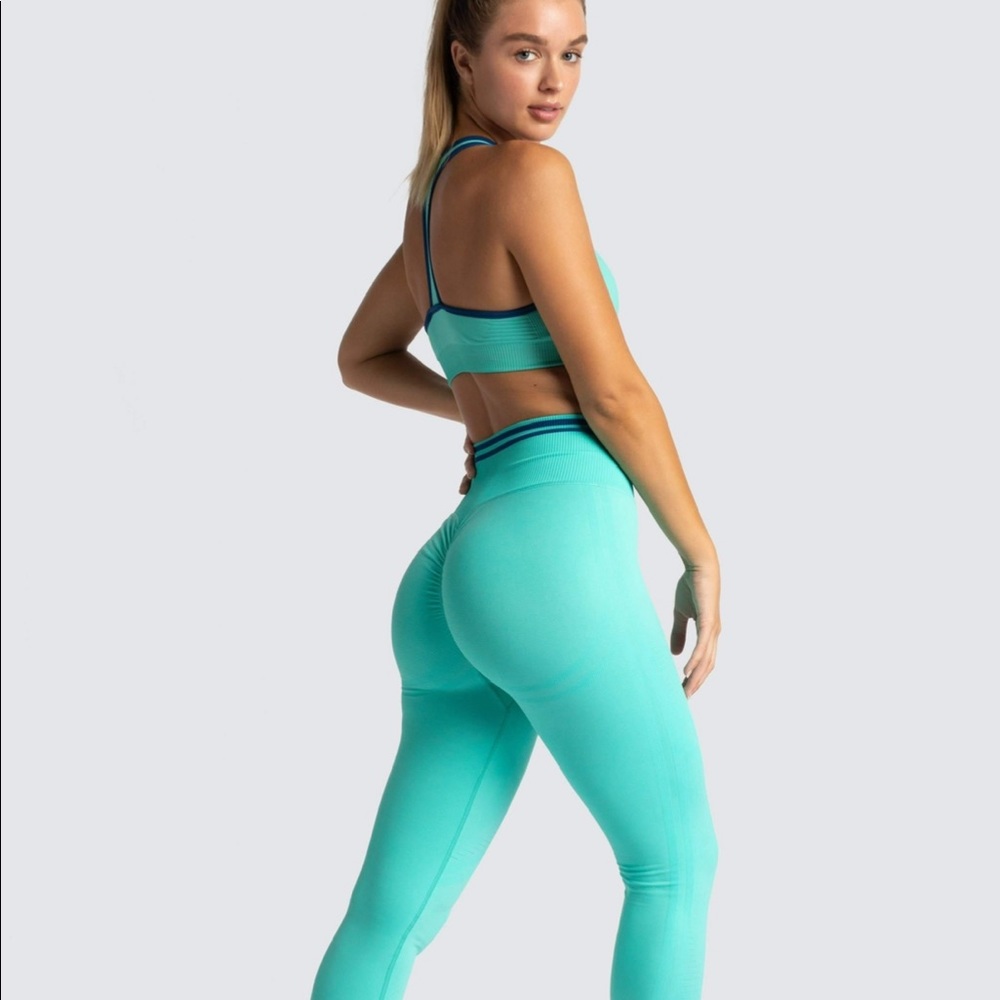 SCRUNCH SEAMLESS SET